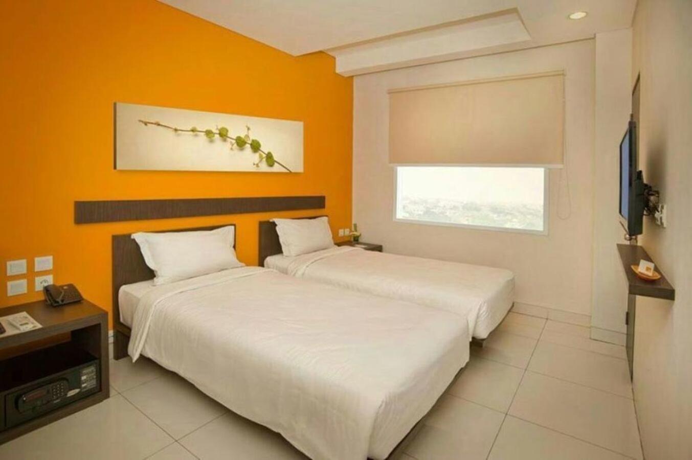 V Hotel Tebet Jakarta Exterior photo