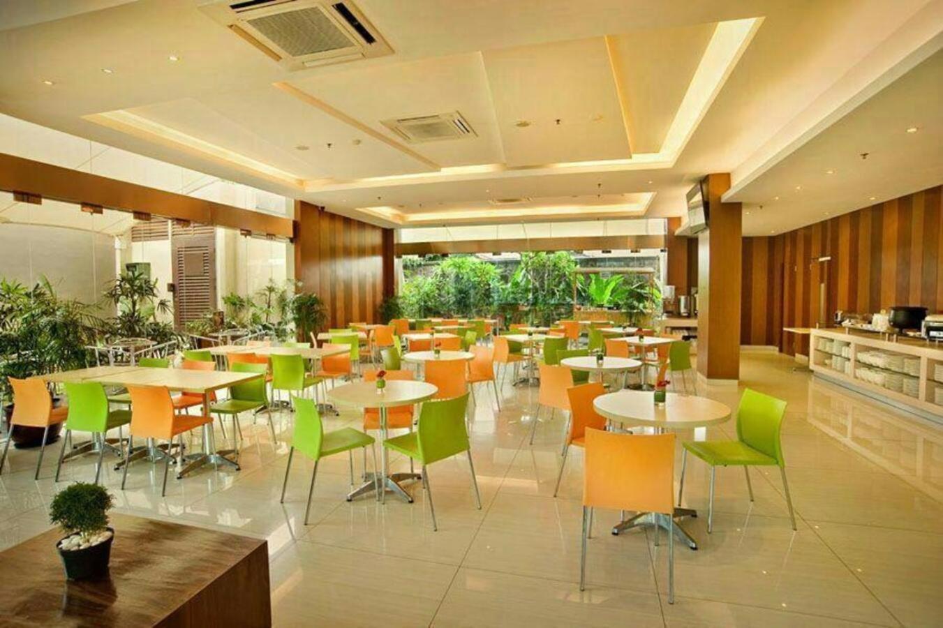 V Hotel Tebet Jakarta Exterior photo