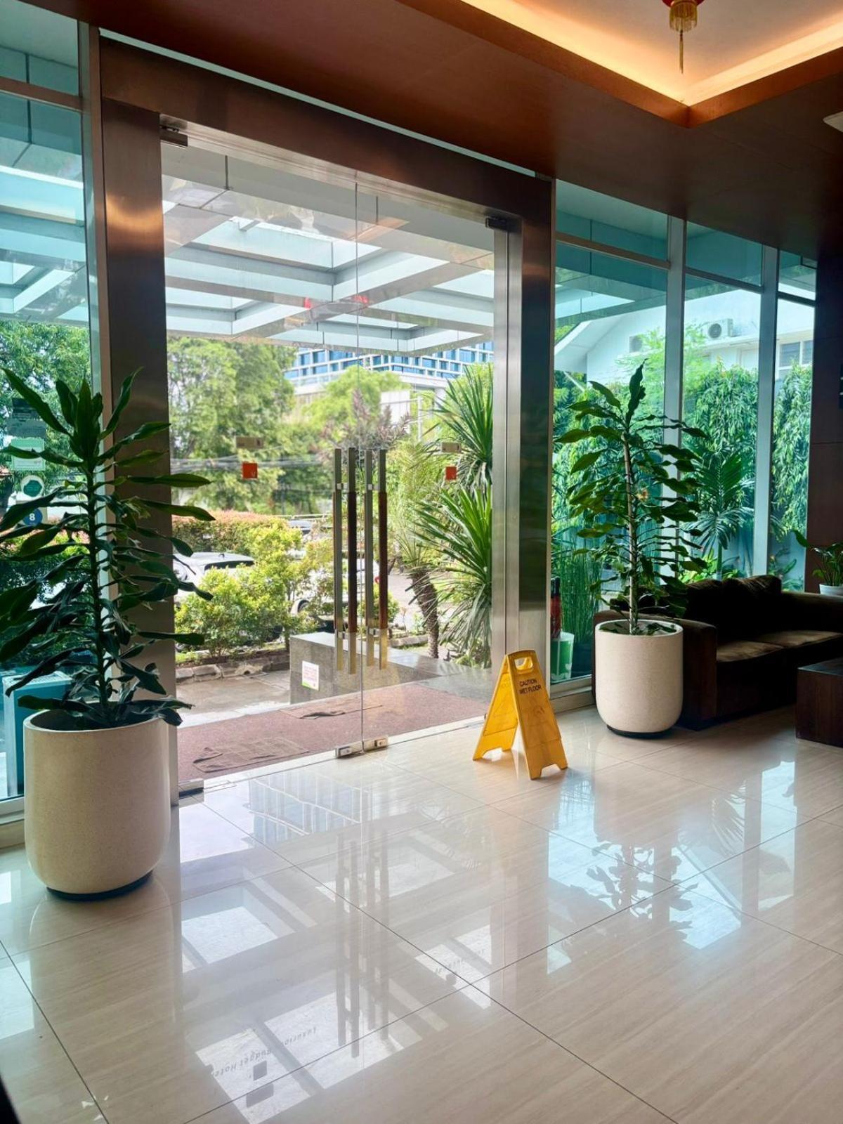 V Hotel Tebet Jakarta Exterior photo